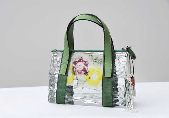 gegoten en vormgesmolten glas, leder en rits.